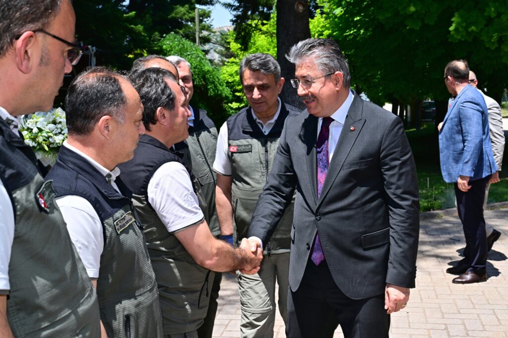 Vali Yılmaz, Eskişehir Orman Fidanlık Müdürlüğünü ziyaret etti