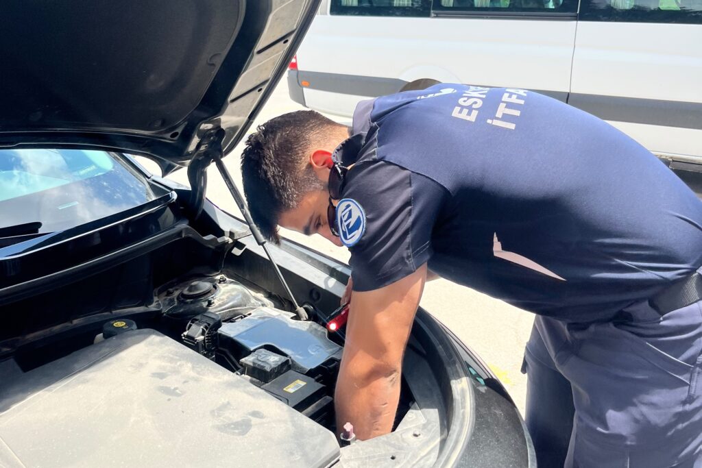 Motorda mahsur kalan yavru kediyi itfaiye ekipleri kurtardı