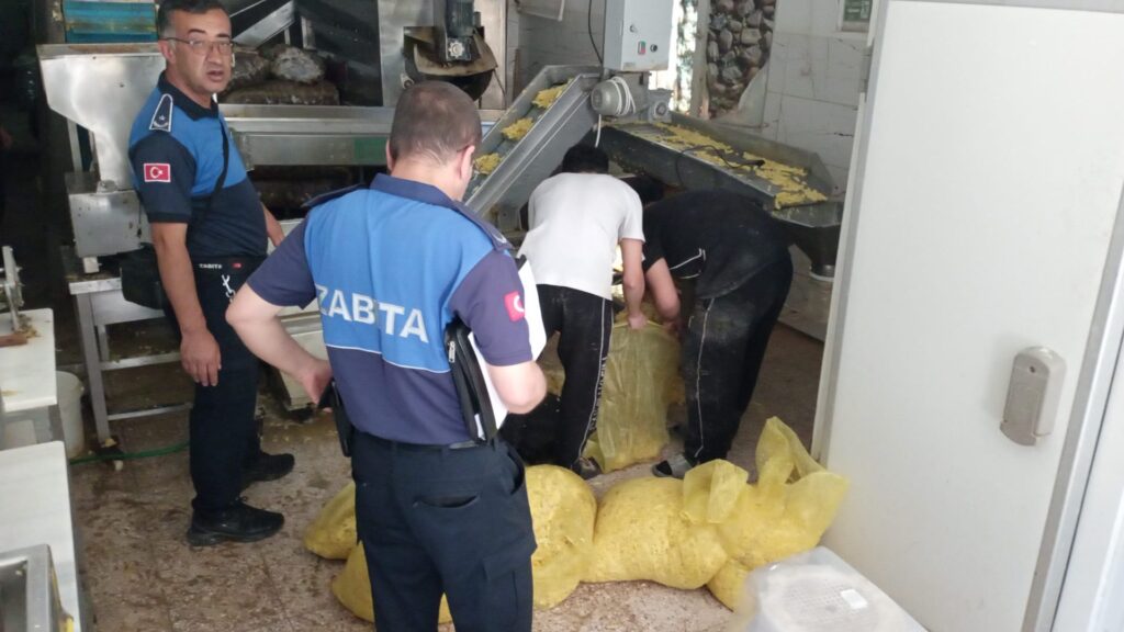 Halk sağlığını hiçe sayan işletmeyi zabıta mühürledi