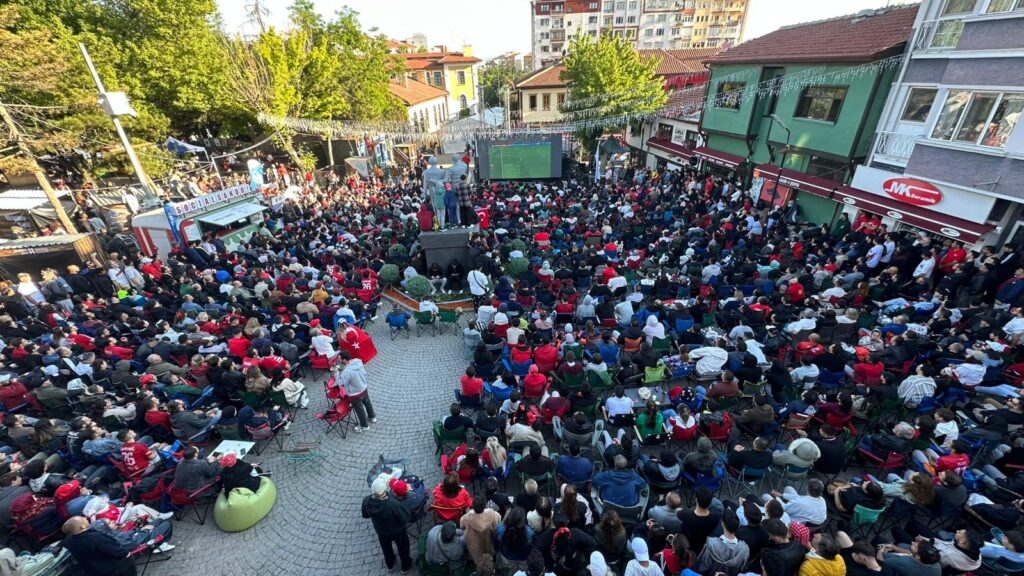 Eskişehirliler milli maçı Hicri Sezen’de izledi