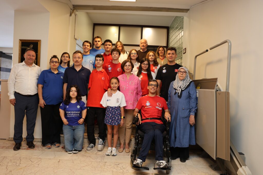 Başkan Ünlüce şampiyon sporcuları ağırladı