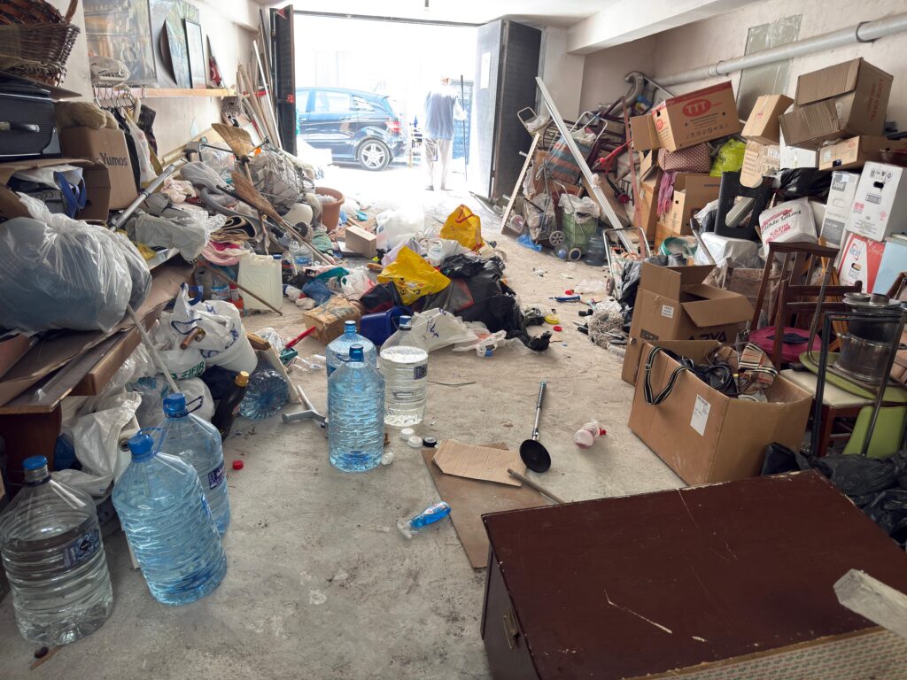 Belediye ekipleri çöp dolu garajı temizledi