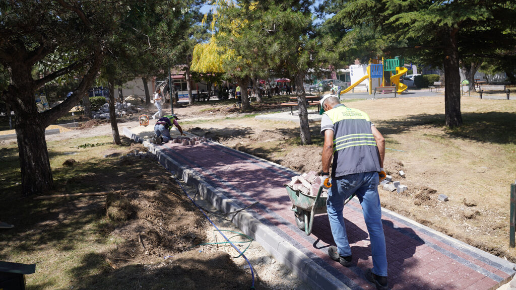 Uluönder Parkı yenileniyor, mahalleye yeni bir soluk geliyor