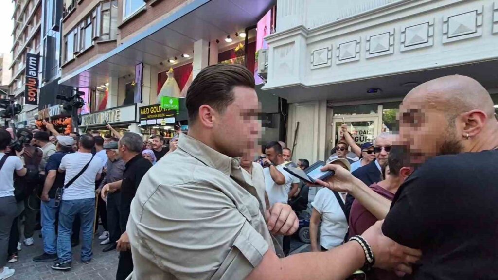 Özgür Özel’in Eskişehir programında basın mensuplarına fiziksel müdahale