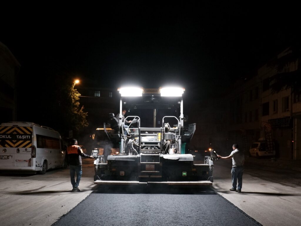 Yol yapım ve bakım çalışmaları gece gündüz devam ediyor