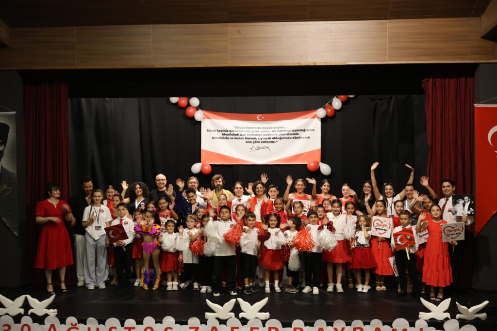 Çocuklar Zafer Bayramı’nı coşkuyla kutladı