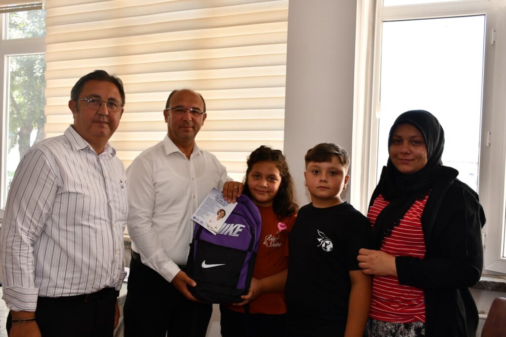 Kırsaldaki öğrenciler eğitim setlerini teslim almaya başladı