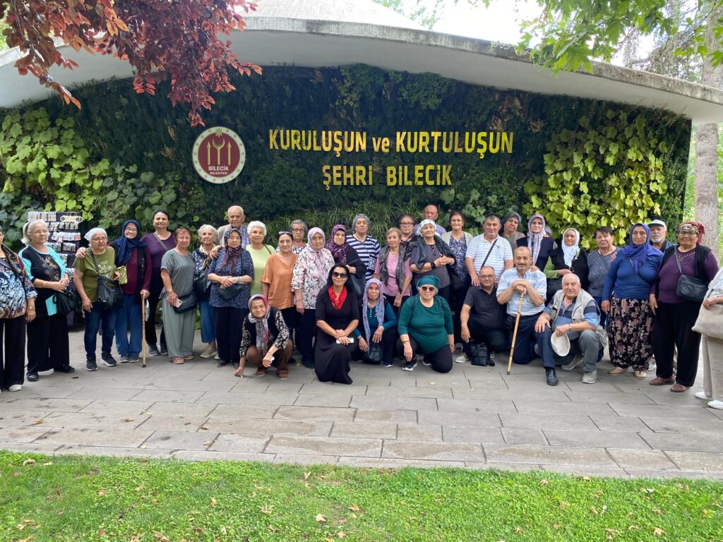 Koca Çınar Yaşam Merkezi’nin müdavimleri Bilecik’i ziyaret etti