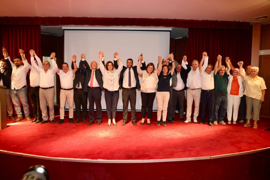 YENİ Parti’de başkanlara rozetleri törenle takıldı