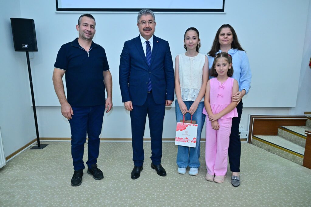 Vali Yılmaz, YKS ve LGS’de derece yapan başarılı öğrencileri ağırladı