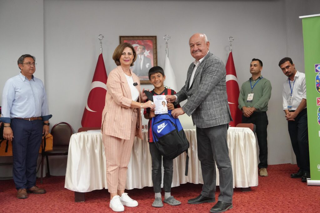 12 ilçede bin 800’den fazla kırtasiye ürünü öğrencilere dağıtıldı