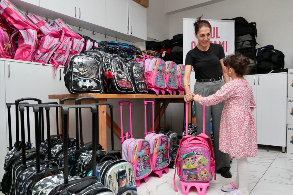 Halk Market yüzlerce çocuğun ve ailenin yüzünü güldürdü