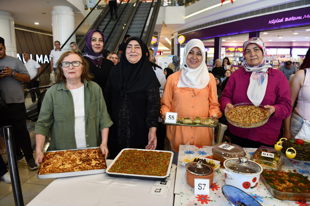 Kadınlar yöresel lezzet yarışmasında maharetlerini gösterdi