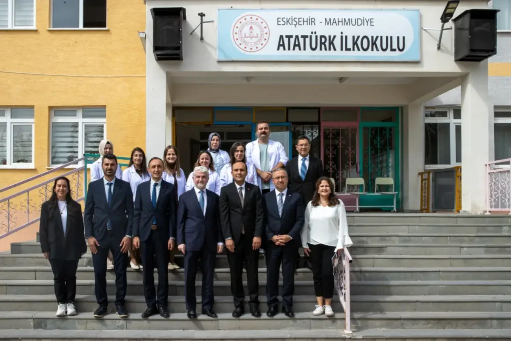 Mahmudiye’deki öğrencilere kırtasiye desteği