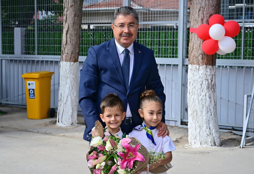 Vali Yılmaz ve Prof. Dr. Gürcan, Osmangazi İlkokulu’nda öğrencilerle buluştu