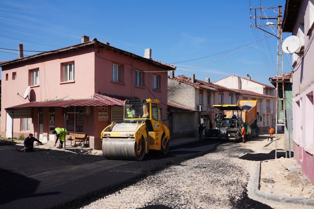 Seyitgazi’de yollar yenileniyor