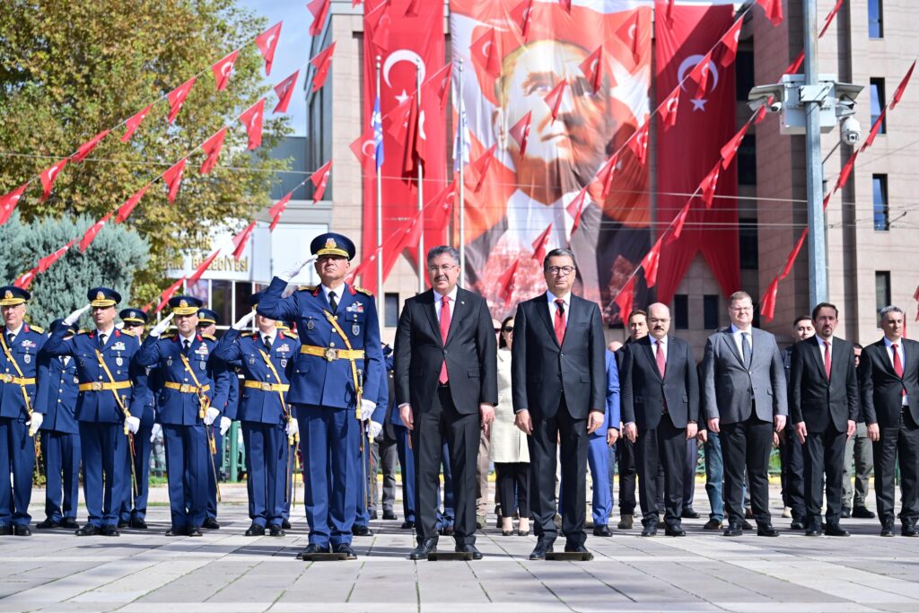 Cumhuriyetin 103. yıl dönümü nedeniyle Valilik Meydanı’na çelenk sunuldu